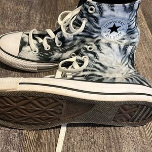 Women’s size 8 tie dye high top converse sneakers